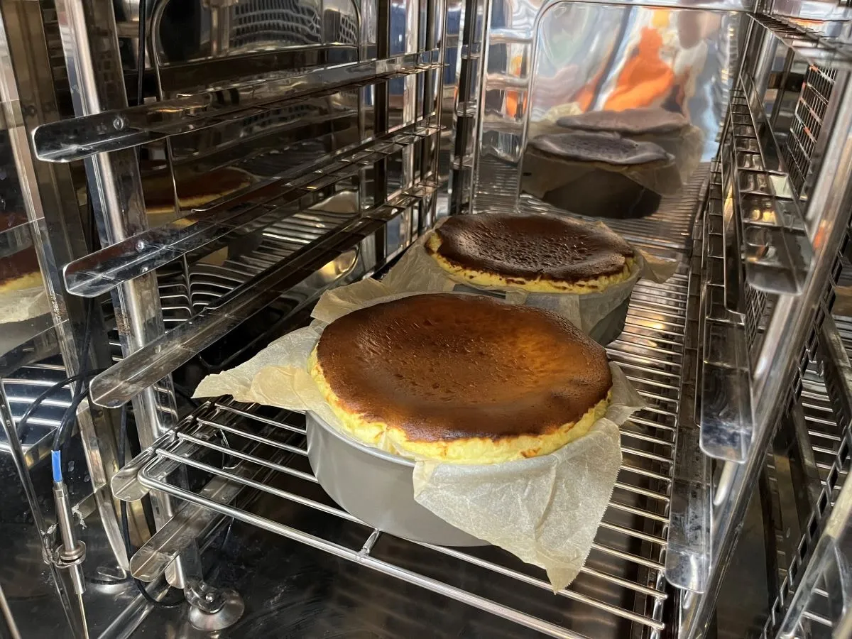 母の日ギフト用”プレミアムバスクチーズケーキ”ご予約受付スタート♪